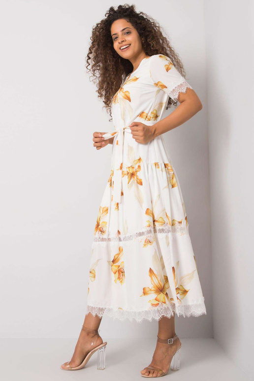 Balta suknelė su Jaina diržu