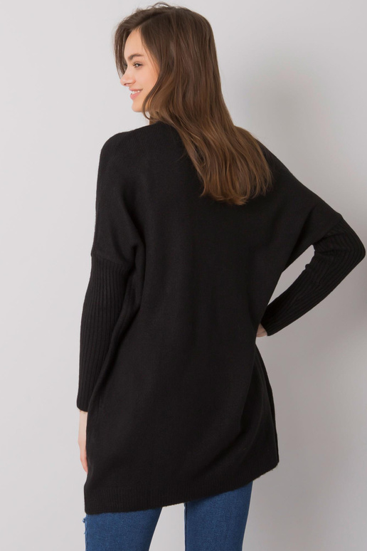 Juodas megztinis su kišenėmis...