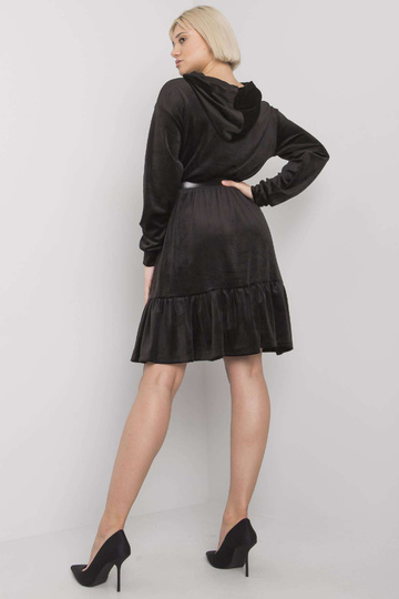 Juoda veliūrinė suknelė su...