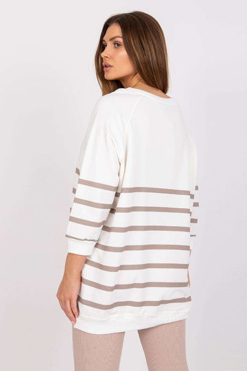 Ecru-tamsiai smėlio spalvos...