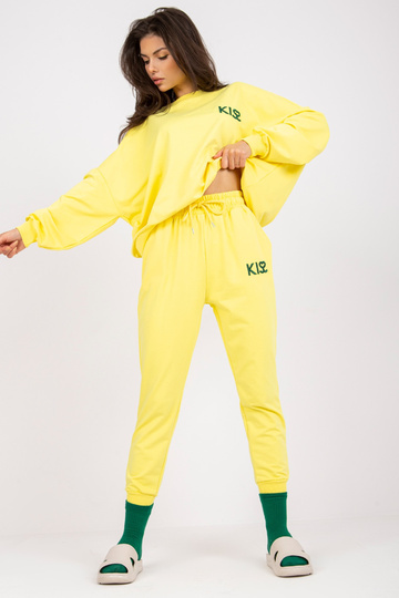 Geltonas dviejų dalių...