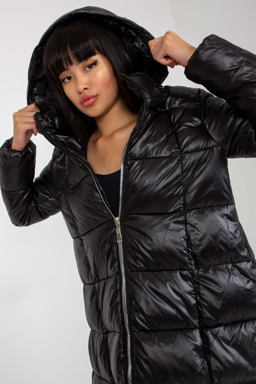 Juoda ilga žieminė striukė su skiautine