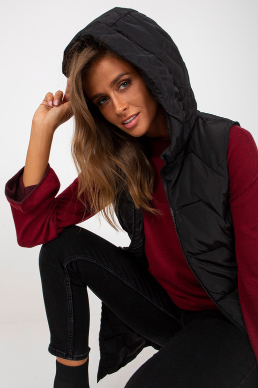 Juoda ilga pūkinė liemenė su gobtuvu