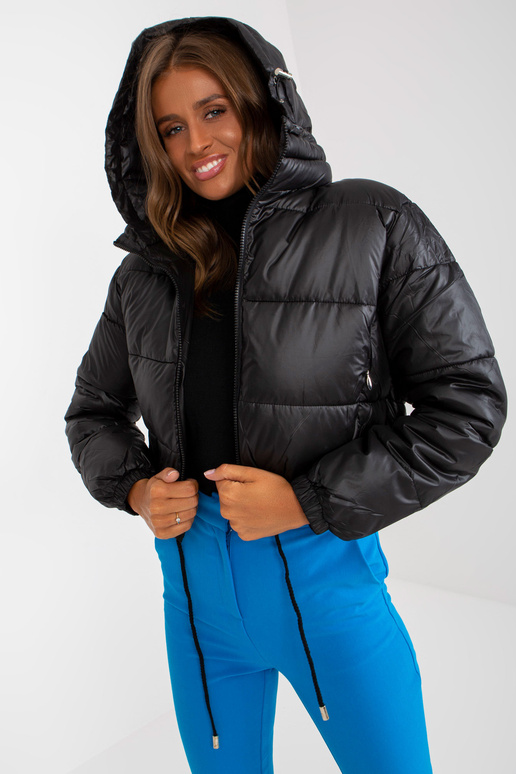 Juoda trumpa žieminė striukė su gobtuvu