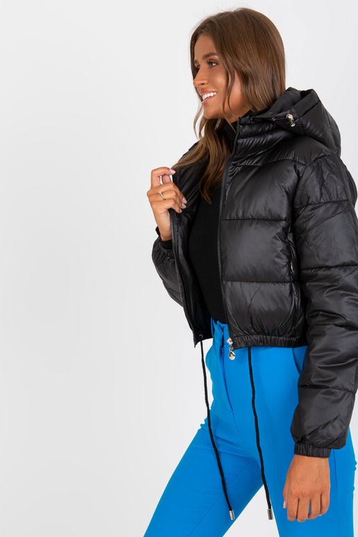 Juoda trumpa žieminė striukė su gobtuvu