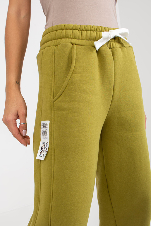 Olivgrüne, lockere Jogginghose mit... Olivgrüne, lockere Jogginghose mit...