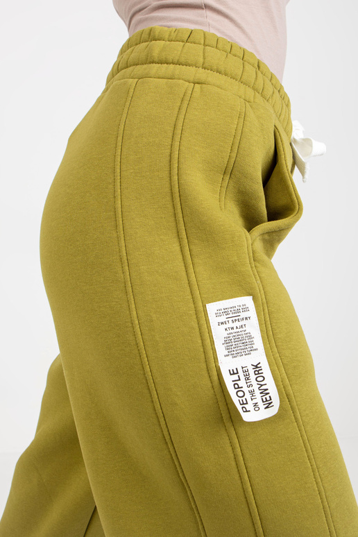 Olivgrüne, lockere Jogginghose mit... Olivgrüne, lockere Jogginghose mit...