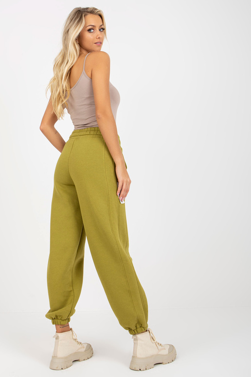 Olivgrüne, lockere Jogginghose mit... Olivgrüne, lockere Jogginghose mit...