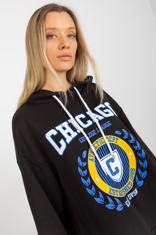 Juodas moteriškas džemperis ilgesne...