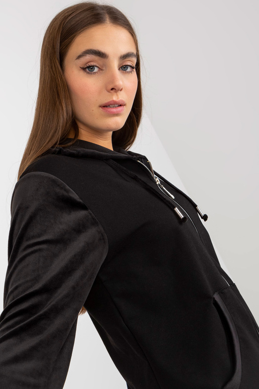 Juodas medvilninis megztinis su gobtuvu