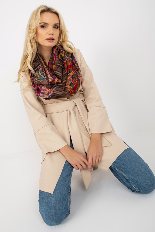 Dunkelbeiger Schlingenkamin mit Drucken