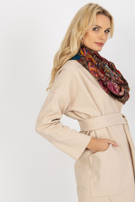 Dunkelbeiger Schlingenkamin mit Drucken