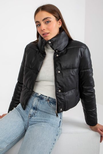 Juoda trumpa pūkinė striukė...