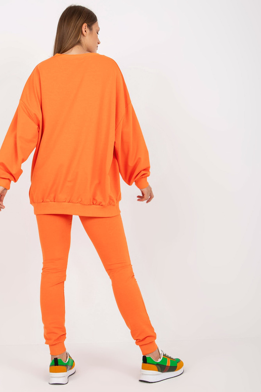 Oranžinės spalvos sportinio kostiumo... Oranžinės spalvos sportinio kostiumo...