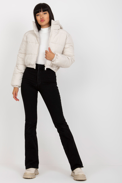 Šviesiai smėlio spalvos trumpa...