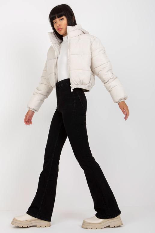 Šviesiai smėlio spalvos trumpa...