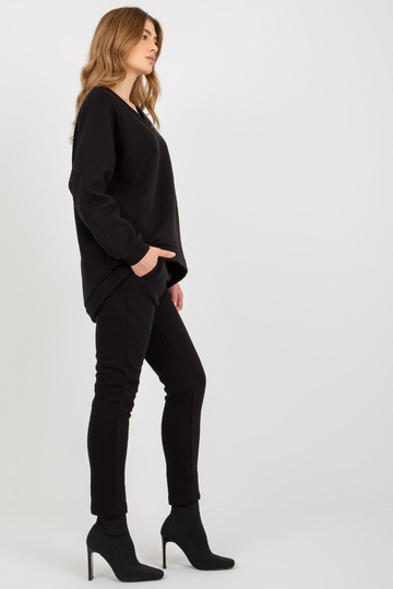 Juodas dviejų dalių...