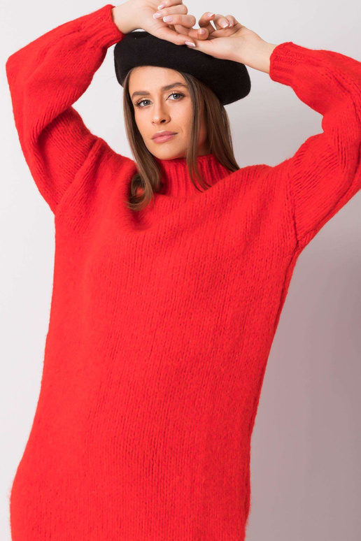 Raudona laisva megzta suknelė