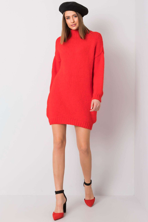Raudona laisva megzta suknelė