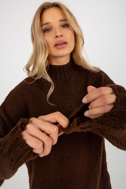 Tamsiai ruda, laisva megzta suknelė... Tamsiai ruda, laisva megzta suknelė...