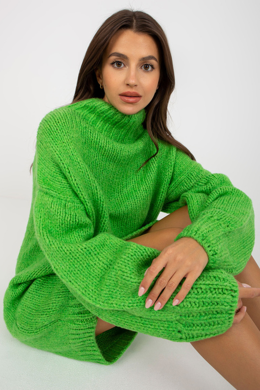 Šviesiai žalia megzta suknelė ilgomis...