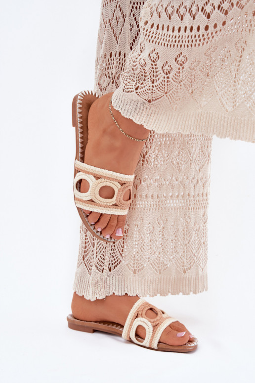 Szydełkowe Moteriškos šlepetės su plačiais kulniukais smėlio spalvos Nirina