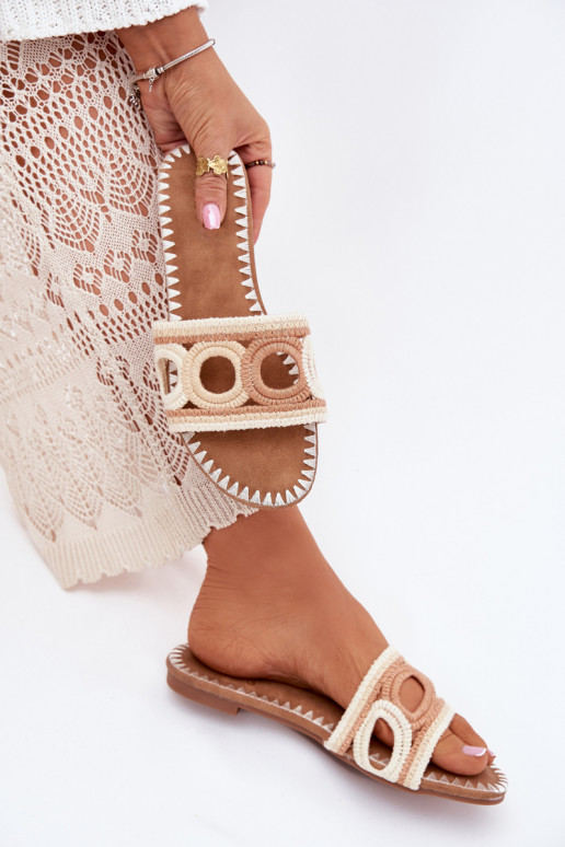 Szydełkowe Moteriškos šlepetės su plačiais kulniukais smėlio spalvos Nirina