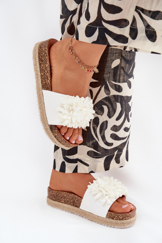 Moteriškos šlepetės su platforma  su gėlių motyvaiskami baltos spalvos Tessara