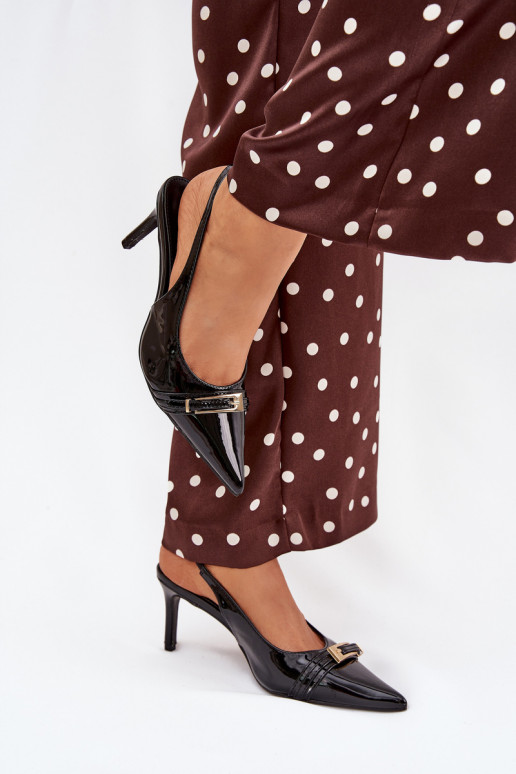 su lako efektu Bateliai su plonais kulniukais su aukso spalvos sagtimis Juodos spalvos Vivae