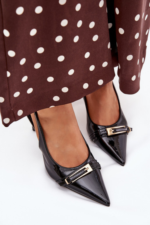 su lako efektu Bateliai su plonais kulniukais su aukso spalvos sagtimis Juodos spalvos Vivae