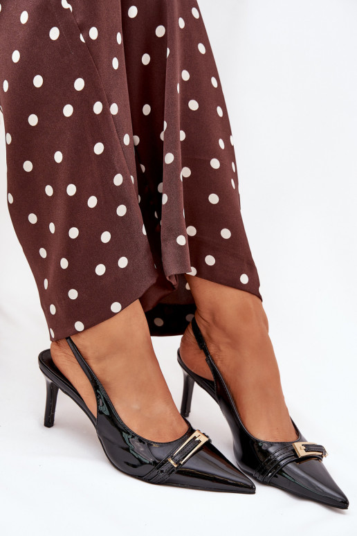 su lako efektu Bateliai su plonais kulniukais su aukso spalvos sagtimis Juodos spalvos Vivae