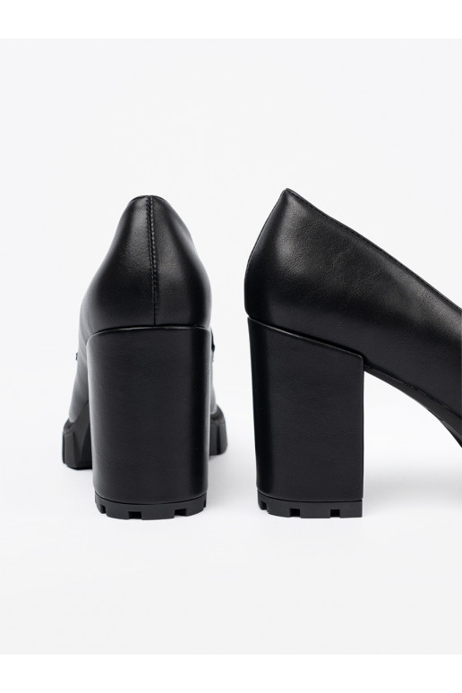 Juodos spalvos mokasinai ant kulno z traperową podeszwą