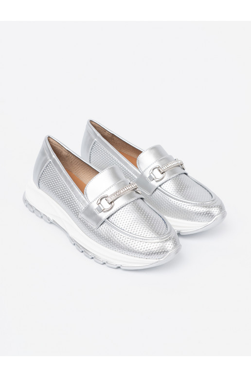 sidabro spalvos mokasinai z dekoracyjnym m elementem