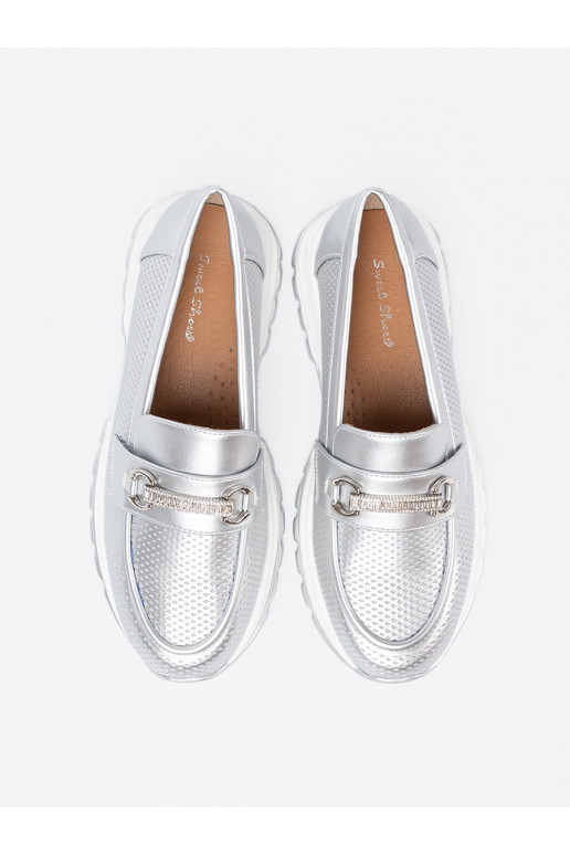 sidabro spalvos mokasinai z dekoracyjnym m elementem
