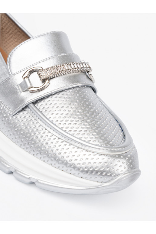 sidabro spalvos mokasinai z dekoracyjnym m elementem