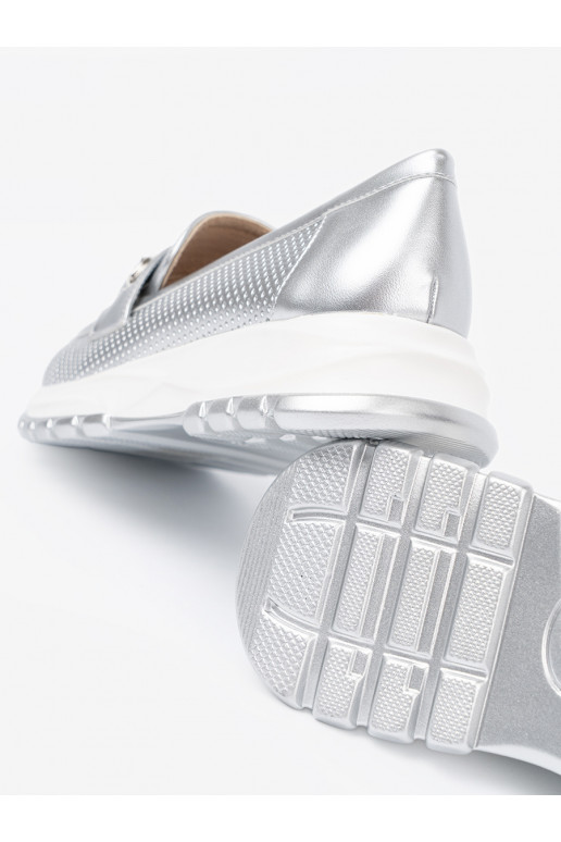 sidabro spalvos mokasinai z dekoracyjnym m elementem