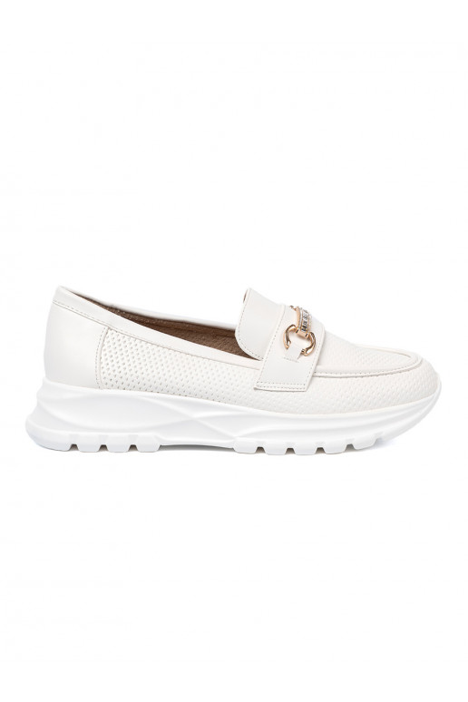 baltos spalvos mokasinai z dekoracyjnym m elementem.