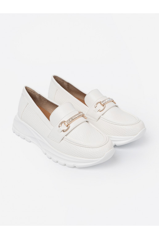 baltos spalvos mokasinai z dekoracyjnym m elementem.