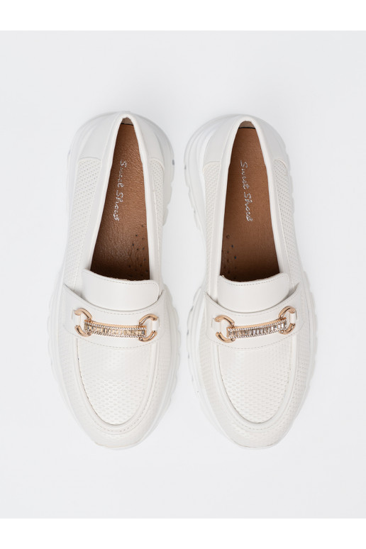 baltos spalvos mokasinai z dekoracyjnym m elementem.