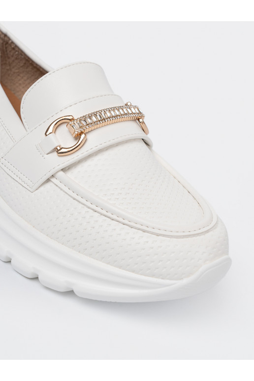 baltos spalvos mokasinai z dekoracyjnym m elementem.