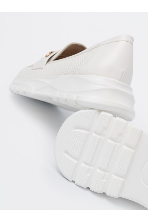 baltos spalvos mokasinai z dekoracyjnym m elementem.