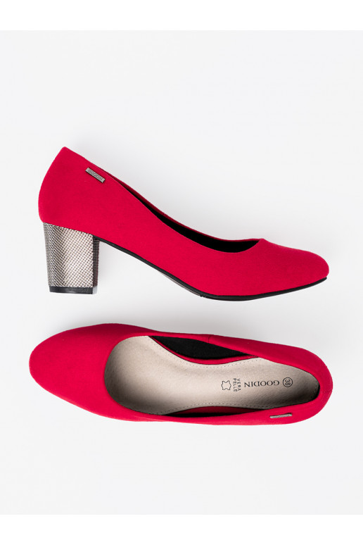 raudonos spalvos aukštakulniai na m słupku