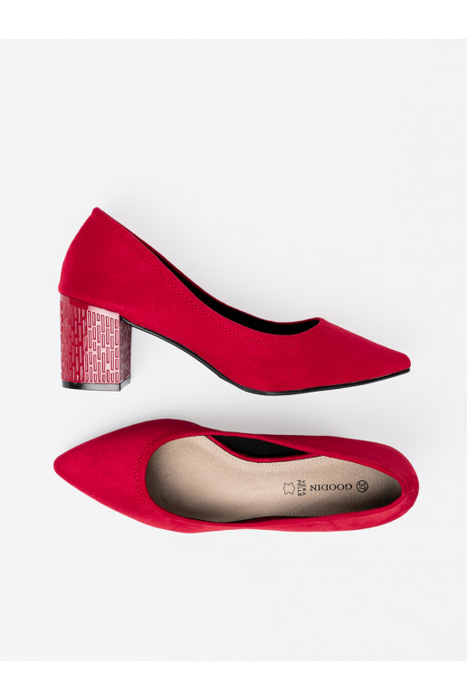 Elegantiško stiliaus aukštakulniai na ozdobnym słupku