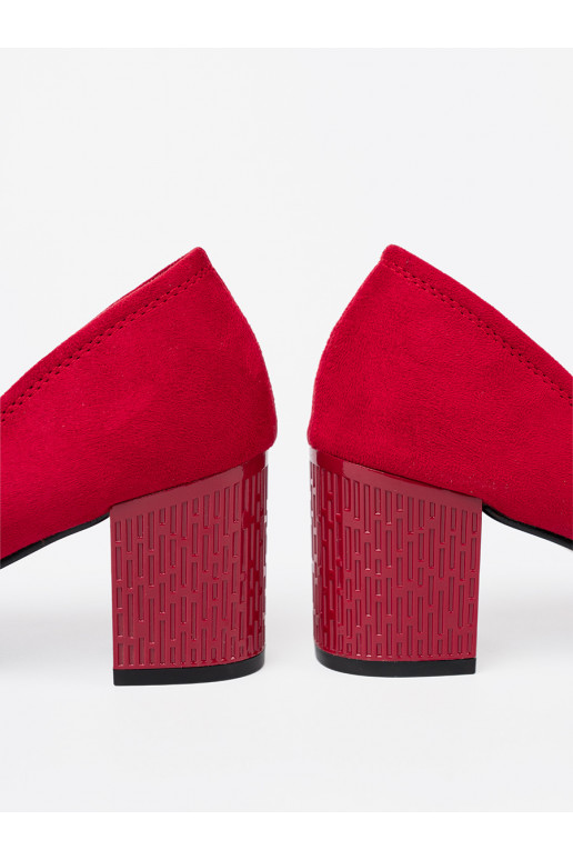 Elegantiško stiliaus aukštakulniai na ozdobnym słupku