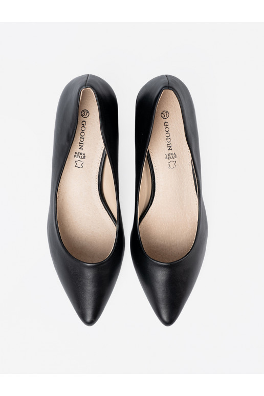 Juodos spalvos aukštakulniai na efektownym słupku