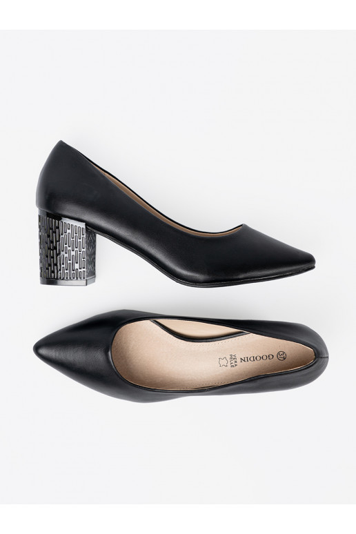 Juodos spalvos aukštakulniai na efektownym słupku