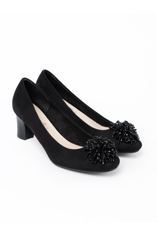 Juodos spalvos aukštakulniai z ozdobną broszką z koralików