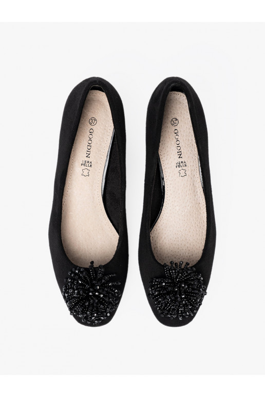 Juodos spalvos aukštakulniai z ozdobną broszką z koralików