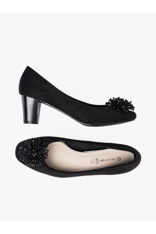 Juodos spalvos aukštakulniai z ozdobną broszką z koralików