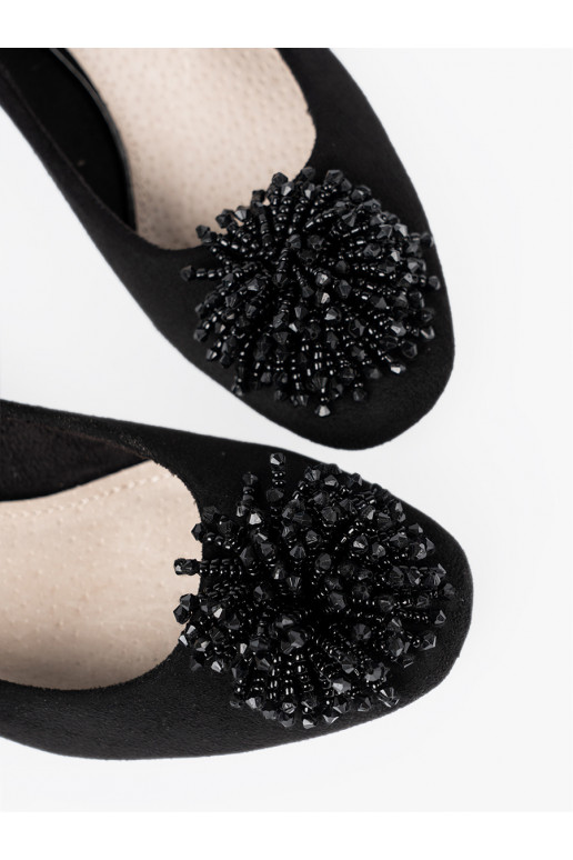 Juodos spalvos aukštakulniai z ozdobną broszką z koralików